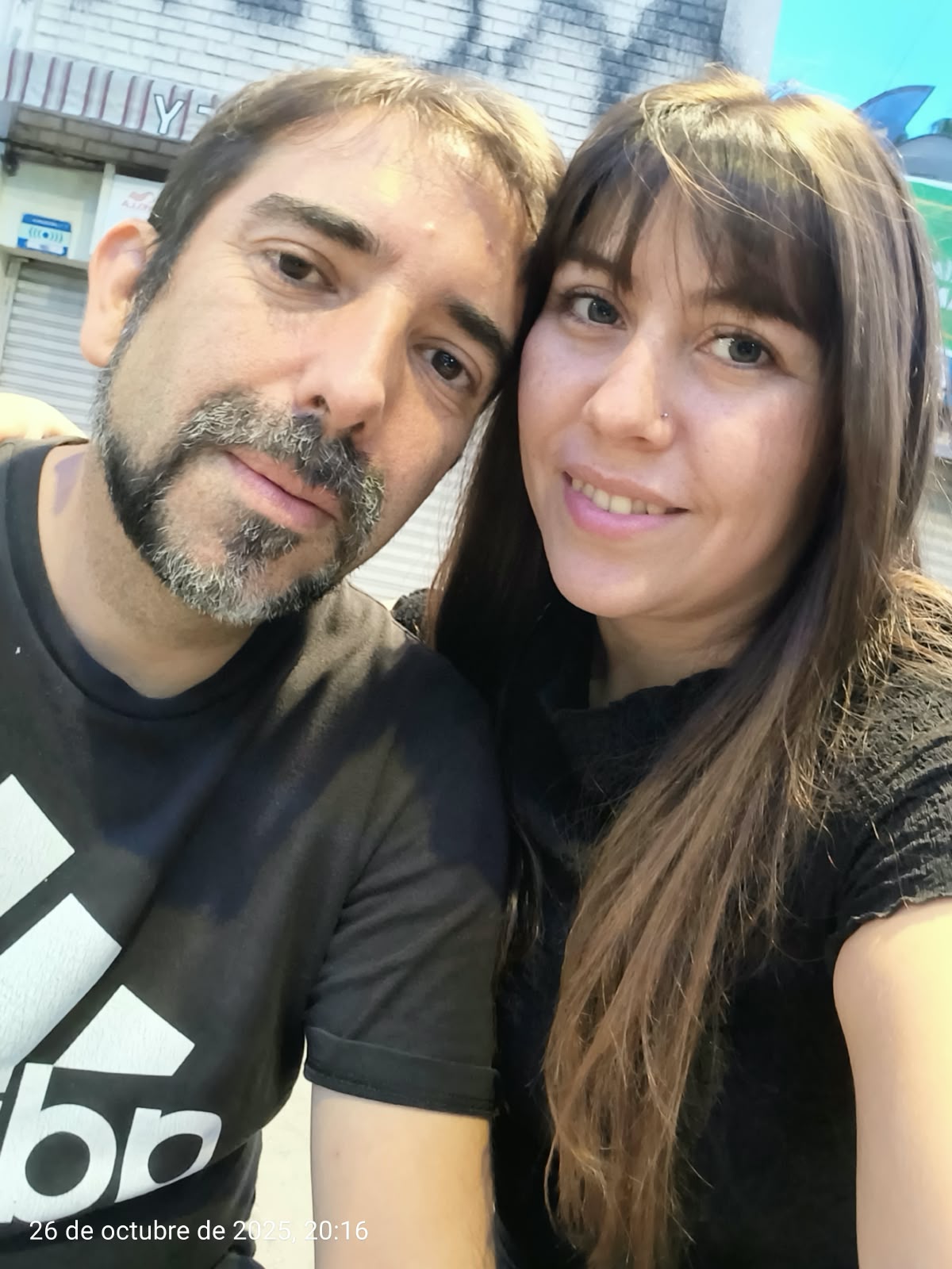Damary y Víctor paseando juntos