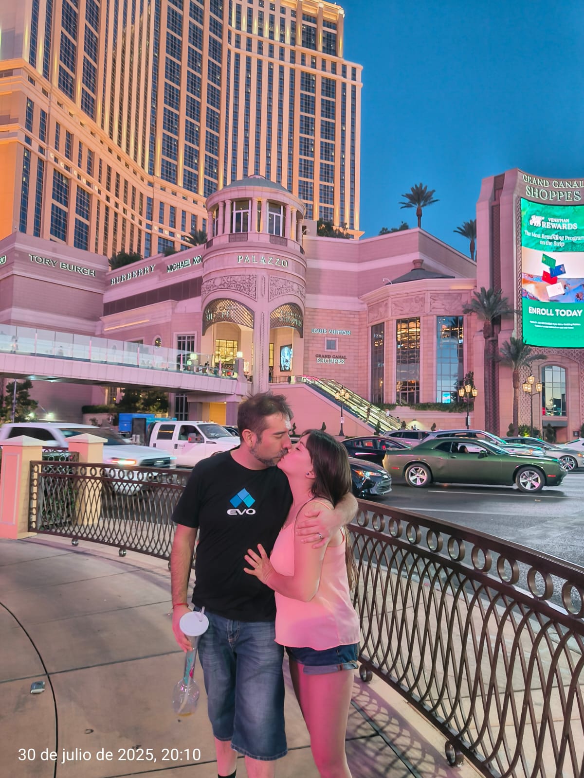 Damary y Víctor dándose un beso en The Palazzo Las Vegas