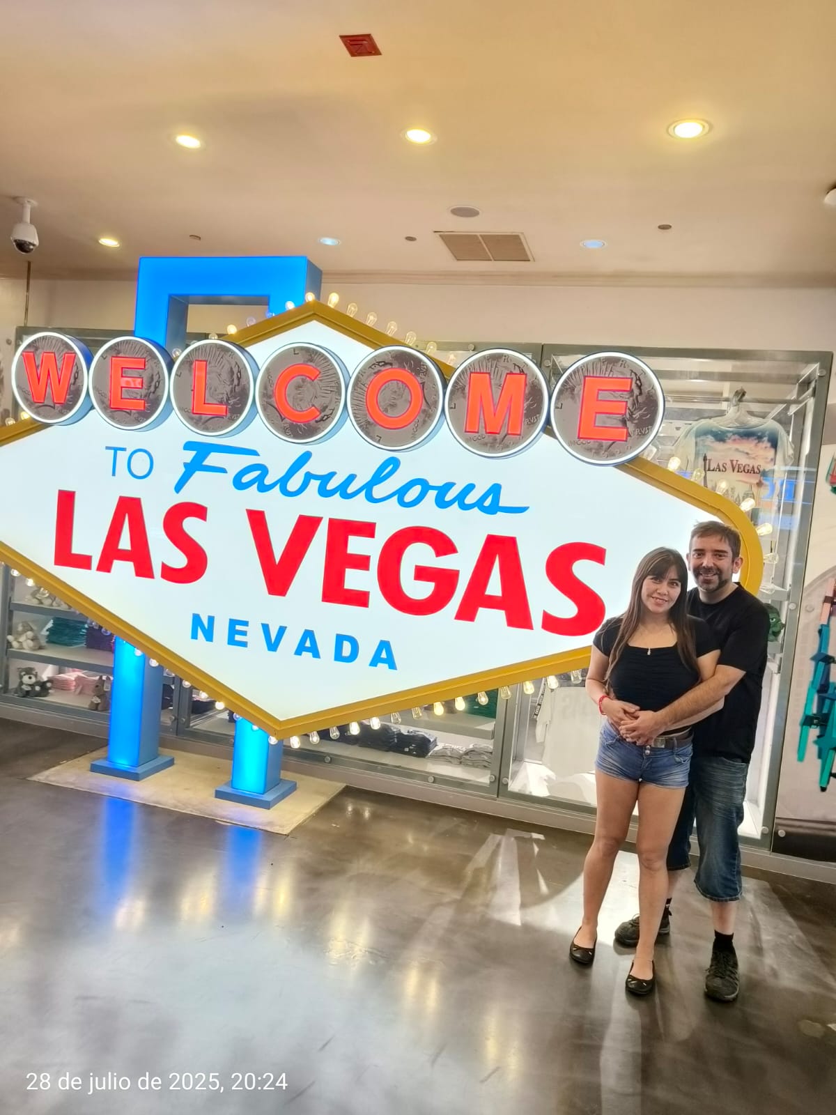 Damary y Víctor en el cartel Welcome to Fabulous Las Vegas